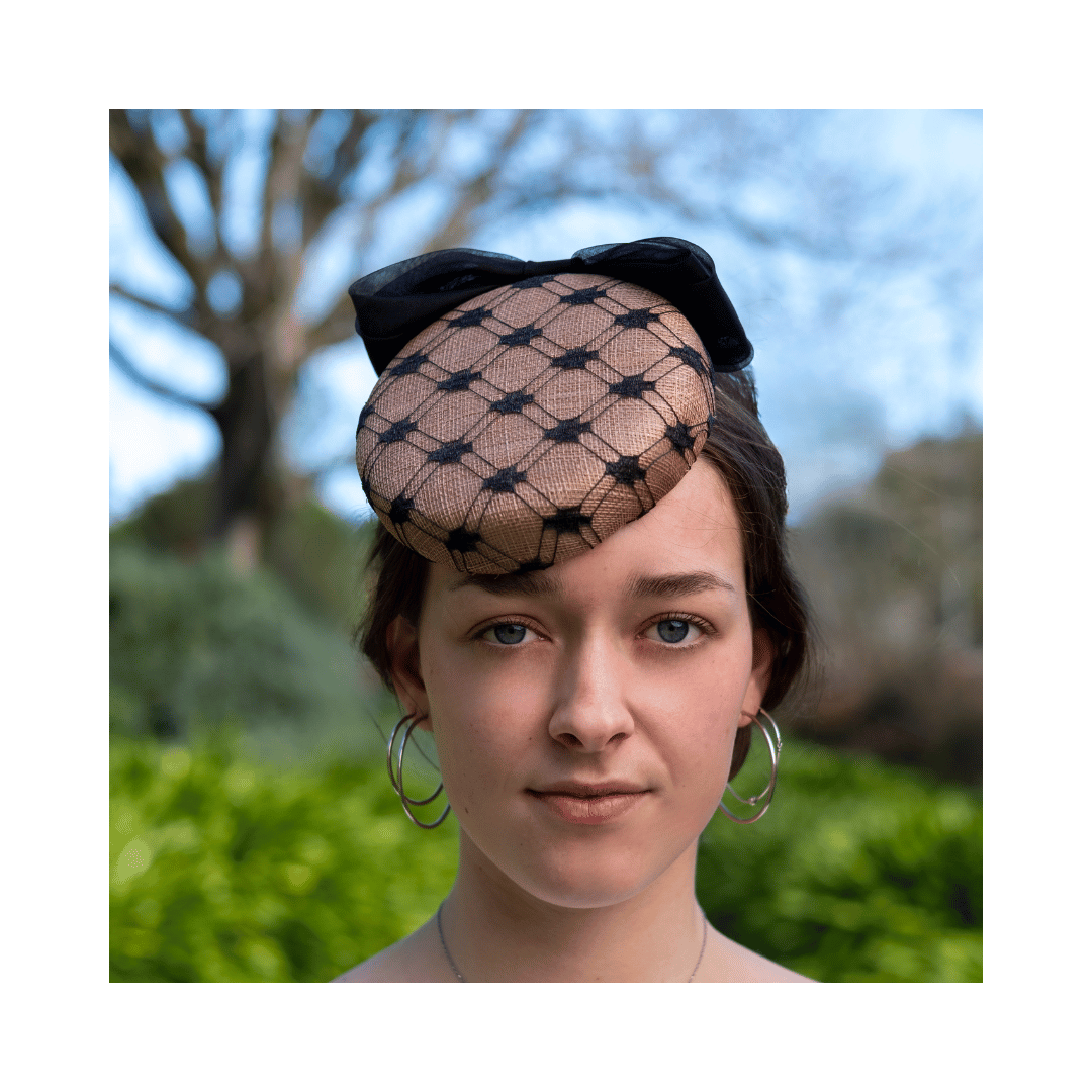 Small button with overlayed veiling and bow